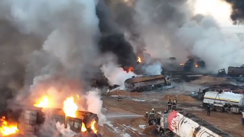 Záběry ze vzduchu ukazují ničivé důsledky útoků na syrské ropné rafinérie